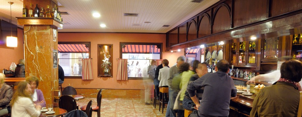 Vista del interior de la Cafetería Etxarte. Bar de pintxos en Gernika